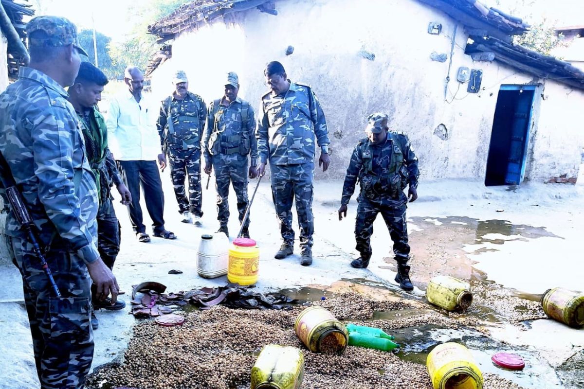 पलामू में पुलिस का विशेष अभियान, नष्ट किए गए चार क्विंटल जावा महुआ और 80 लीटर अवैध शराब