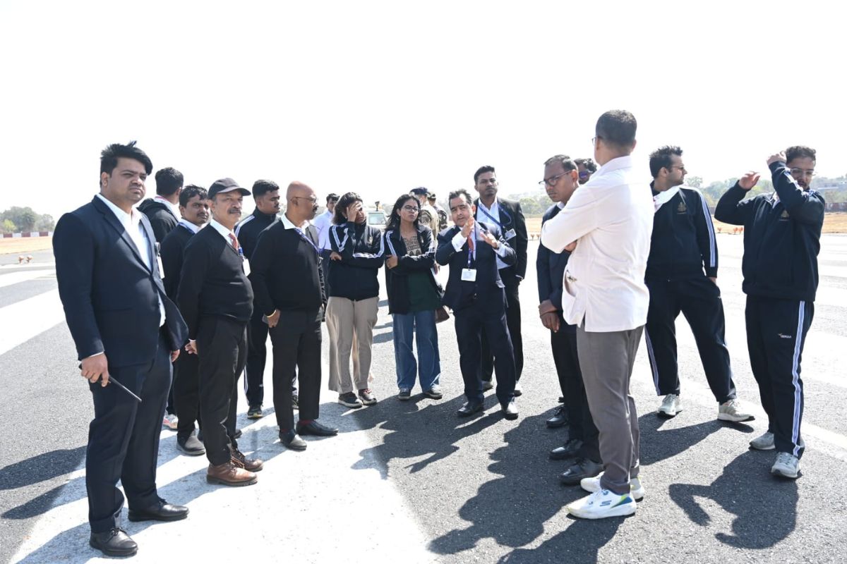 IAS प्रशिक्षु अधिकारियों ने किया रांची एयरपोर्ट का दौरा