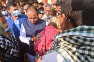 पीड़ित परिवार से मिलते स्वास्थ्य मंत्री इरफान अंसारी