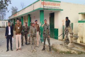 सुरक्षा के बीच वार्डों पर वोटिंग