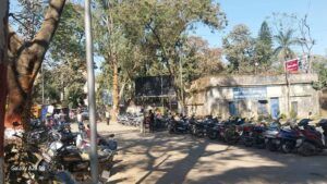 पर गुमटी और अवैध पार्किंग से सिकुड़ता परिसर