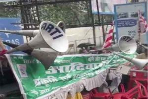 स्वागत के लिए बनाया गया मंच टूटा