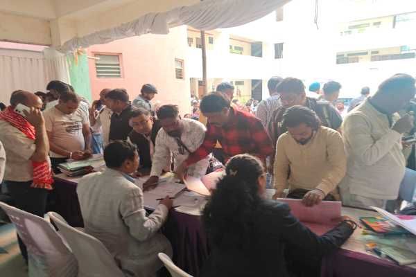 दूसरे चरण के आय व्यय का ब्यौरा सौंपते प्रत्याशी व उनके प्रतिनिधि