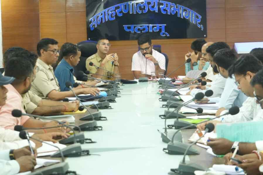 पलामू में सड़क सुरक्षा को लेकर उपायुक्त की बैठक