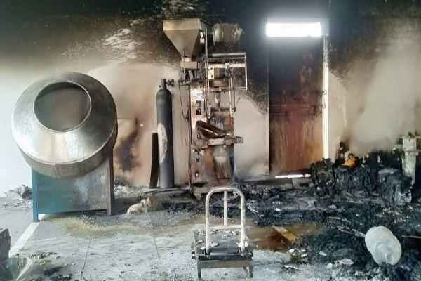 Bokaro: Factory reduced to ashes due to short circuit; loss of around ₹27 lakh.