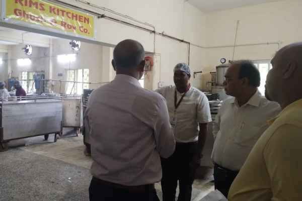 Ranchi: Director of RIMS's central kitchen conducts surprise inspection, expresses displeasure over the mess, issues strict instructions for improvement