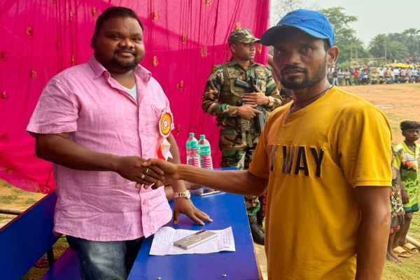 Chaibasa: TSNR Football Club wins football tournament; 32 teams participated.