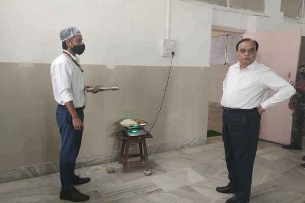 Ranchi: Director of RIMS's central kitchen conducts surprise inspection, expresses displeasure over the mess, issues strict instructions for improvement