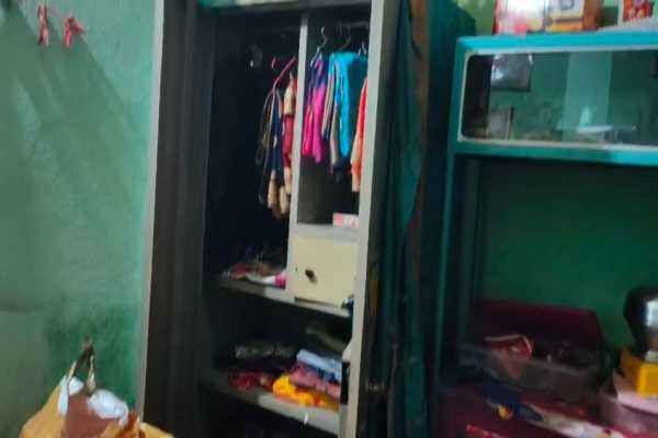 दुकान और घर में चोरी