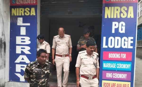 Dhanbad: A sex racket was operating under the guise of a PG lodge in Nirsa; the couple involved assaulted villagers before fleeing, and their actions were captured on CCTV.