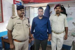 Koderma: Youth arrested with pistol in train, was threatening passengers while drunk