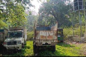 Gravel-laden pickup vehicle met with an accident