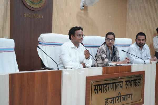 Hazaribagh: DC reviews progress of schemes; emphasizes timely and quality work.