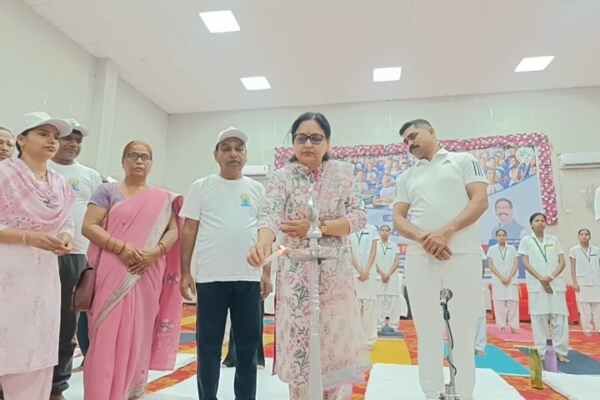 सिमडेगा में योग दिवस पर सामूहिक योग कार्यक्रम आयोजित