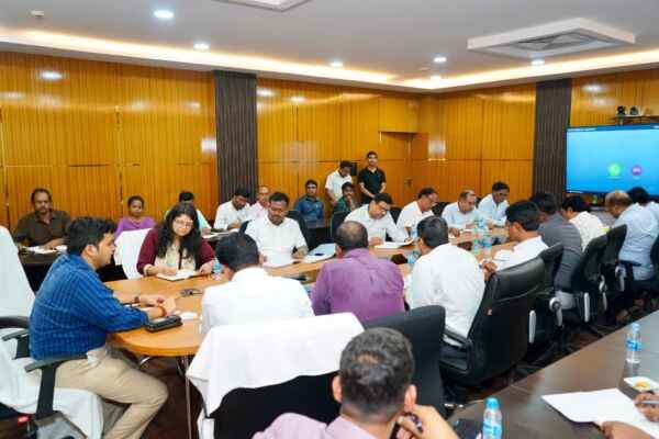चाईबासा में उत्कृष्ट कार्य करने वाले पदाधिकारी और कर्मी सम्मानित