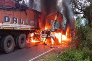 दो ट्रेलरों में सीधी टक्कर के बाद लगी आग