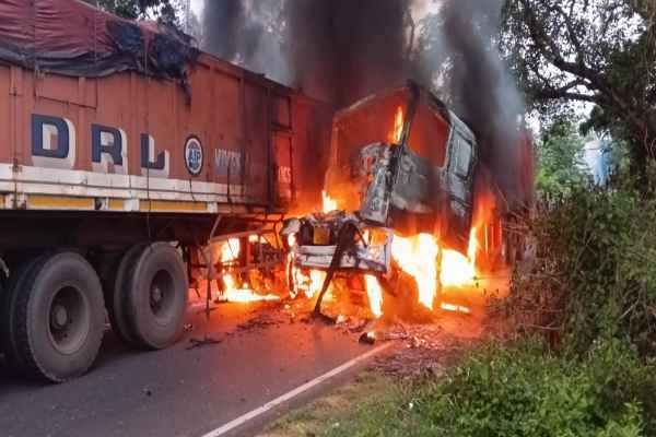 दो ट्रेलरों में सीधी टक्कर के बाद लगी आग