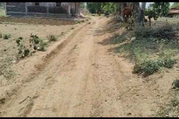 कीचड़ भरे रास्ते से जूझ रहे ग्रामीण