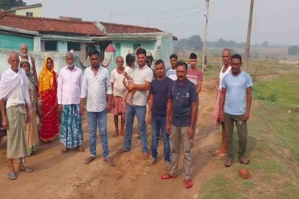 विकास से कटे 600 ग्रामीणों का फूटा गुस्सा