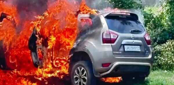 टोल प्लाजा के पास डस्टर कार में लगी भीषण आग