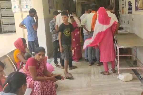 सो रहे दो लोगों को सांप ने डंसा, इलाज के दौरान मौत