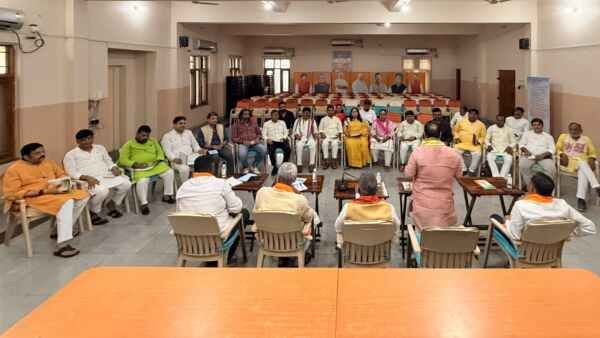भाजपा प्रदेश अध्यक्ष आदित्य साहू संगठनात्मक बैठक को संबोधित करते हुए