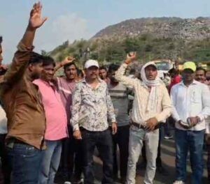 वार्ता से पहले प्रदर्शन करते मजदूर एवं नेतागण