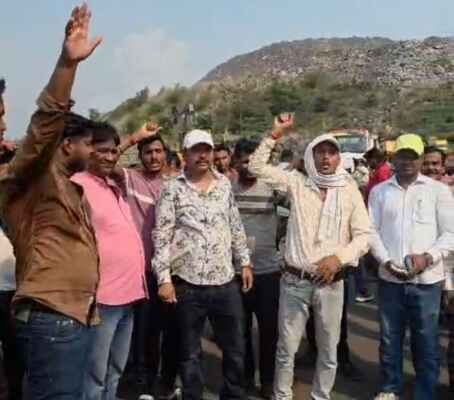 वार्ता से पहले प्रदर्शन करते मजदूर एवं नेतागण