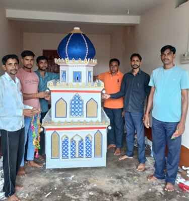 बरई गांव में ताजिया के साथ स्व. जमींदार पंडित के वंशज