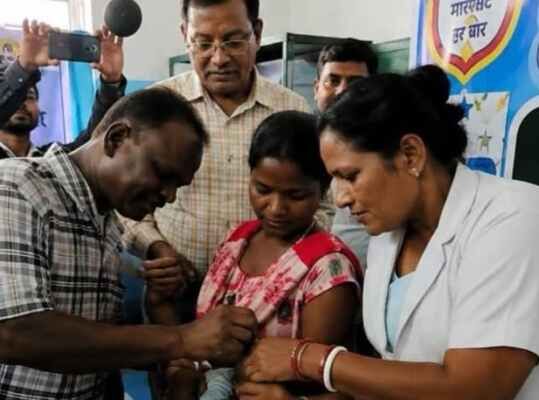पोलियो दिवस पर चक्रधरपुर में टीकाकरण अभियान शुरू