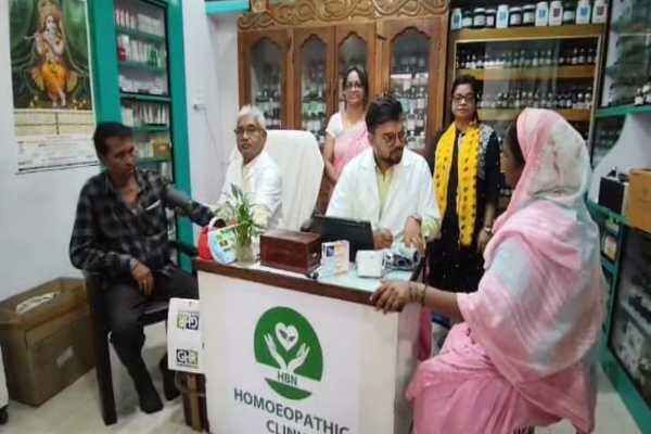 निःशुल्क चिकित्सा शिविर में मरीजों की जांच करते चिकित्सक.