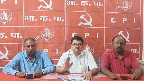 भाकपा कार्यकर्ता सम्मेलन को लेकर आयोजित प्रेस वार्ता में मौजूद पार्टी नेता