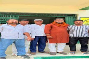 युवा क्षत्रिय महासंघ की बैठक में नवनियुक्त पदाधिकारियों का स्वागत करते सदस्य