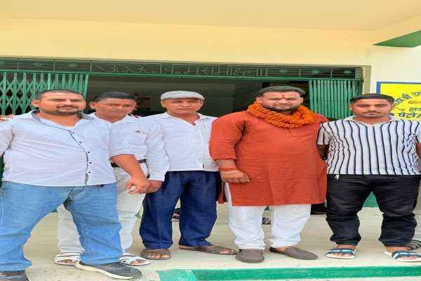 युवा क्षत्रिय महासंघ की बैठक में नवनियुक्त पदाधिकारियों का स्वागत करते सदस्य