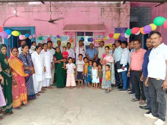पल्स पोलियो अभियान का शुभारंभ करते प्रखंड प्रमुख एवं बीडीओ