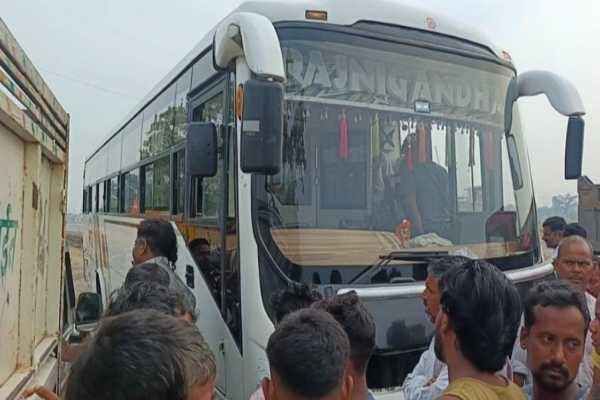 ओवरटेक करने के दौरान पिकअप से टकराई बस