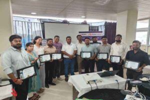 तीन दिवसीय डेंटल इम्प्लांट कोर्स के प्रतिभागियों को सम्मानित करते अतिथि