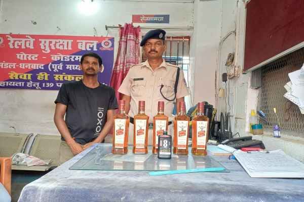 अंग्रेजी शराब के साथ युवक गिरफ्तार