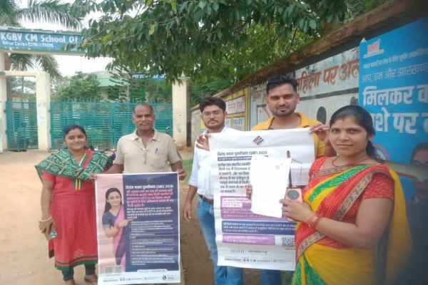 गुमला में SIR-2026 अभियान के तहत मतदान केंद्र पर मतदाताओं को जागरूक करते अधिकारी
