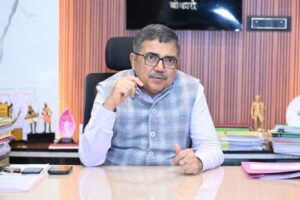 SIR-2026 अभियान की समीक्षा बैठक में अधिकारियों को निर्देश देते उपायुक्त अजय नाथ झा