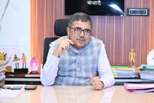 SIR-2026 अभियान की समीक्षा बैठक में अधिकारियों को निर्देश देते उपायुक्त अजय नाथ झा