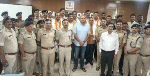 सेवानिवृत्त पुलिसकर्मियों को सम्मानित करते एसएसपी राकेश रंजन