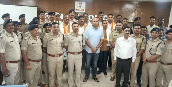 सेवानिवृत्त पुलिसकर्मियों को सम्मानित करते एसएसपी राकेश रंजन