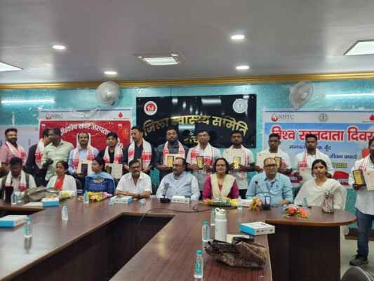 सम्मान ग्रहण करते जय हो सेवा संस्था के पदाधिकारी