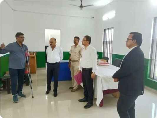 खूंटी उपकारा का निरीक्षण करते प्रधान जिला एवं सत्र न्यायाधीश राकेश कुमार