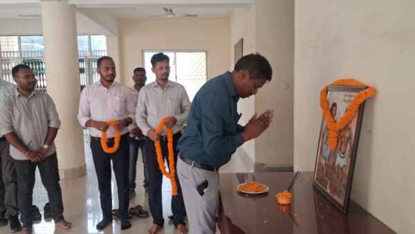 हूल दिवस पर बुंडू प्रखंड कार्यालय में अमर शहीदों को श्रद्धांजलि अर्पित करते अधिकारी