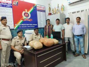 एलेप्पी एक्सप्रेस से बरामद गांजे के साथ RPF की टीम
