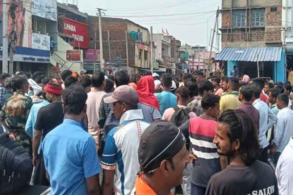 Bokaro: Married woman commits suicide, family alleges she was being harassed for dowry, protests by blocking road