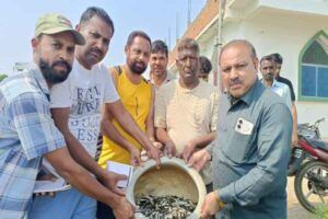 Lohardaga: 9 quintals of fish seeds released in Bada Talab, emphasis on empowering people associated with fish business