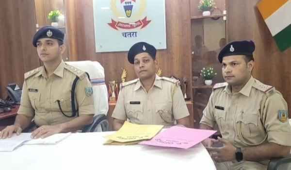 Chatra police achieve major success: 912 kg of illegal poppy husk worth Rs 1.36 crore seized, smuggler absconding